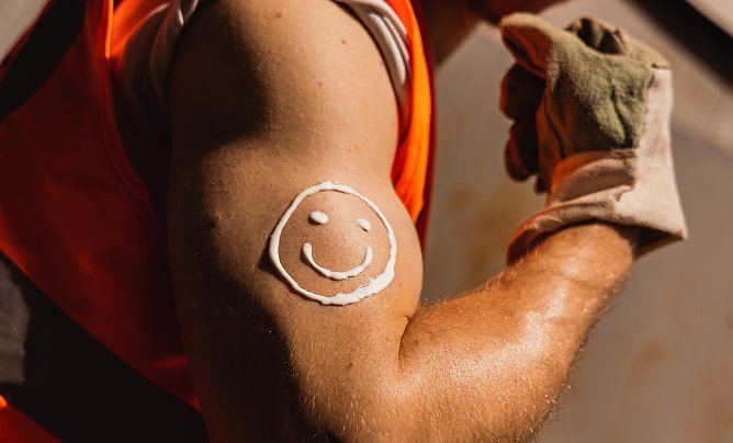 Sonnenschutz auf dem Bau (Foto: IG Bau)