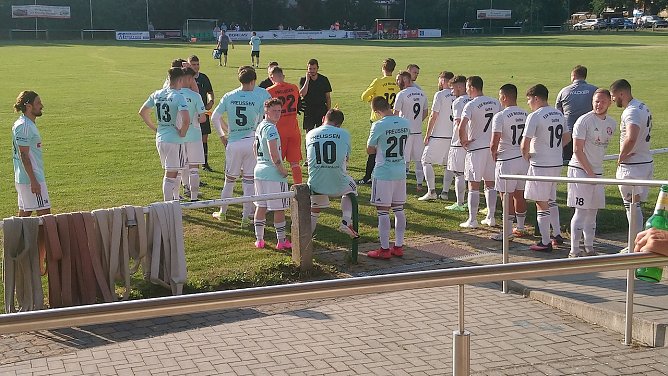 Vor dem Spiel bei sengender Hitze gestern Abend (Foto: M.Fromm)