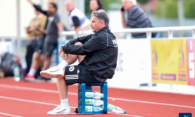 Noch schaut er nicht v&ouml;llig zufrieden aus: Preu&szlig;en-Coach Thomas Wirth beobachtet seine Jungs beim Testkick gegen Waltershausen (Foto: FSV Preu&szlig;en)