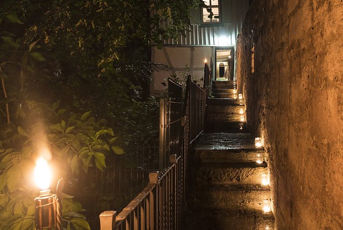 Die Historische Wehranlage mit besonderer Beleuchtung zur M&uuml;hlh&auml;user Museumsnacht. (Foto: Alexander Diel | M&uuml;hlh&auml;user Museen)