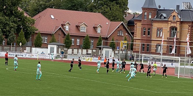 Auftaktniederlage der Preu&szlig;en (in mintgr&uuml;n) im heimischen Stadion der Freundschaft (Foto: oas)
