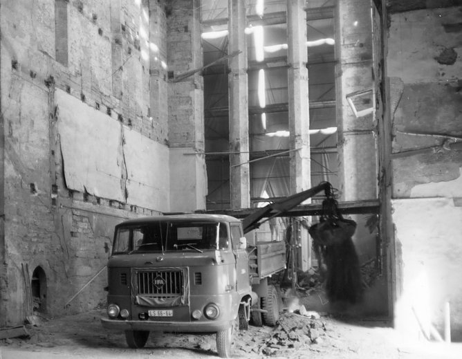 Innenansicht des Chors nach dem Abriss des darin verbauten Wohnhauses. Foto: Kreis-Amateurfilm-Studio Rat des Kreises M&uuml;hlhausen/Th. Bezirk Erfurt, 1975 (Foto: Fotosammlung M&uuml;hlh&auml;user Museen)