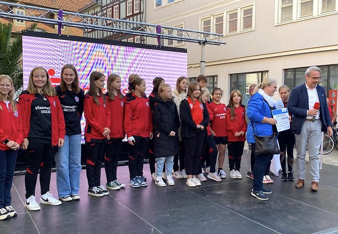 Innenminister Maier (rechts) &uuml;berreicht einen F&ouml;rdemittelbescheid an den THC-Nachwuchs (Foto: oas)