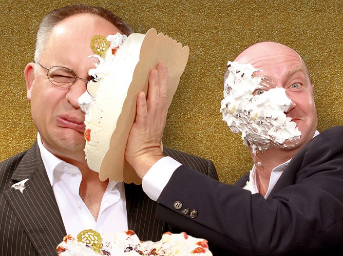 Schwarze Grütze mit weißer Torte im Gesicht (Foto: Agentur) Schwarze Grütze mit weißer Torte im Gesicht (Foto: Agentur)