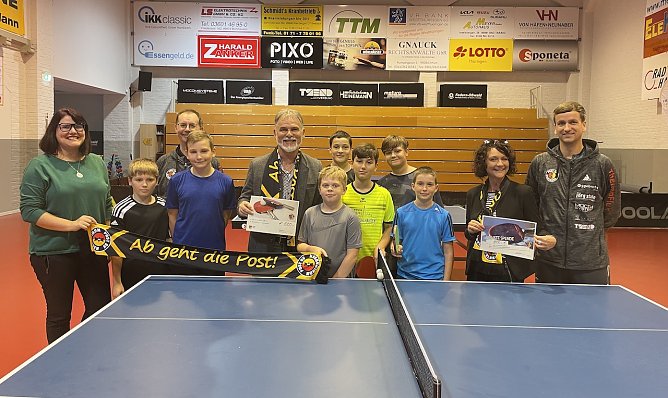 Landrat Zanker spendete f&uuml;r die Nachwuchsarbeit des Post SV (Foto: Landratsamt)