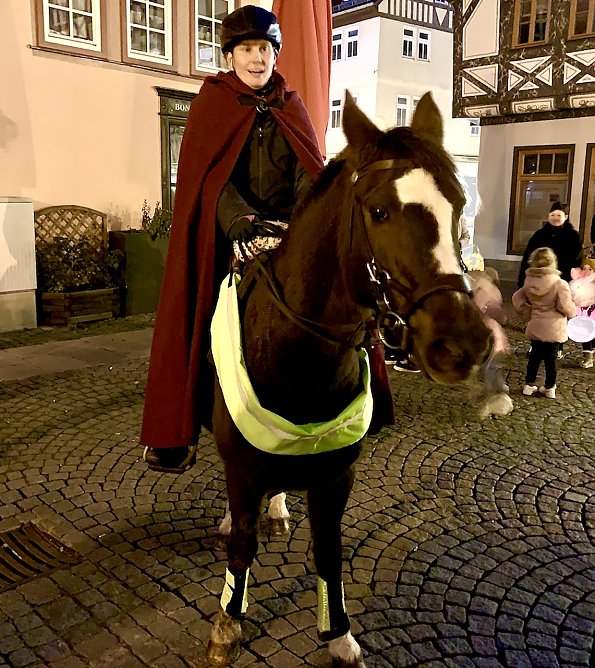 Stefanie Schwarzkopf auf Rocco als Heiliger Martin (Foto: Eva Maria Wiegand)