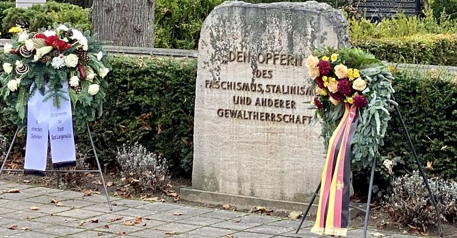 Kranzniederlegung vor zwei Jahren am städtischen Denkmal (Foto: uhz Archiv) Kranzniederlegung vor zwei Jahren am städtischen Denkmal (Foto: uhz Archiv)
