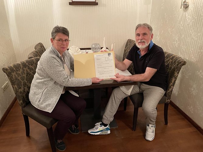 Veronika Broschat & Landrat Harald Zanker bei der &Uuml;bergabe des Zuwendungsbescheides (Foto: Landratsamt UHK)