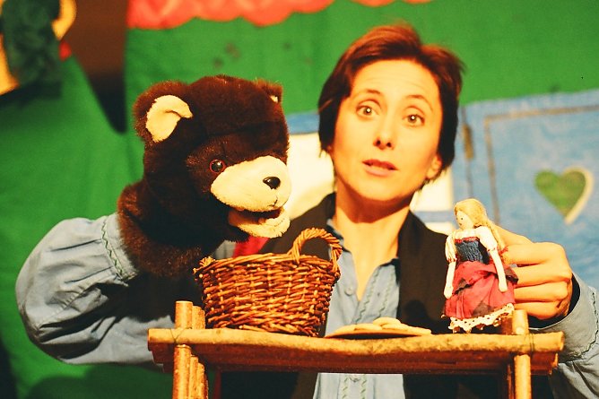 Catrin Tarras und ihr Handschuh (Foto: 3K Theaterwerkstatt)