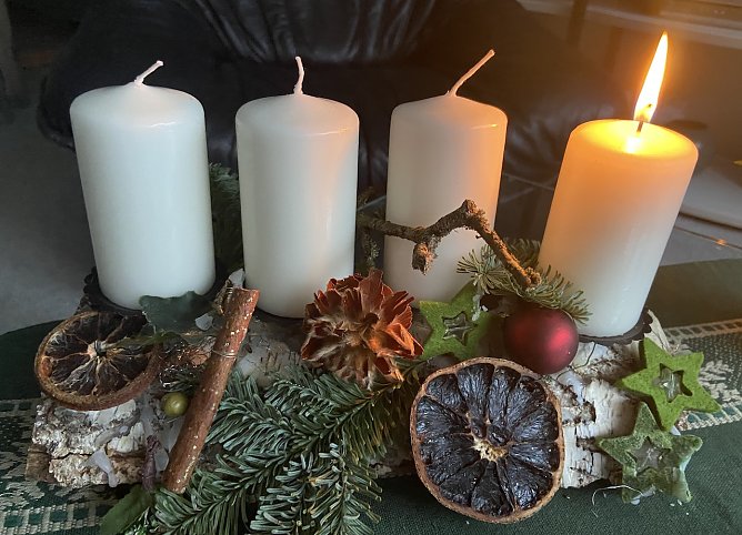 das 1. Adventslicht brennt  (Foto: B&auml;rbel Biermann aus Nordhausen)