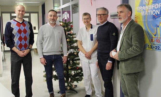 Danksagung im Hufeland Klinikum in Bad Langensalza: Michael Puderbach, Matthias Reinz, Schwester Petra aus der Radiologie, Jens Kopp und Harald Zanker (v.l.n.r.) (Foto: Eva Maria Wiegand)