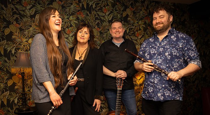 Gut gelaunte Spitzenmusiker pr&auml;sentiert das Dingle Festival am Freitag in der Gottesackerkirche (Foto: Agentur)