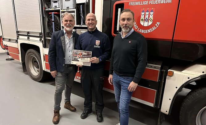 Landrat Harald Zanker mit Stadtbrandmeister Steven Dierbach und B&uuml;rgermeister Matthias Reinz (Foto: Feuerwehrverein Bad Langensalza )