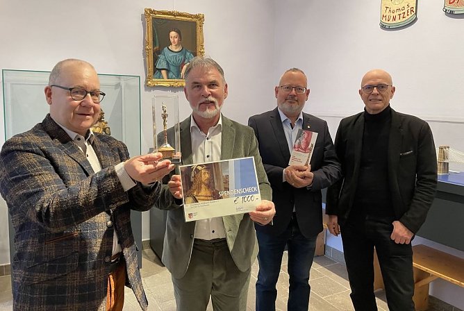 Landrat Zanker &uuml;berbrachte Spende (Foto: Landratsamt UH)