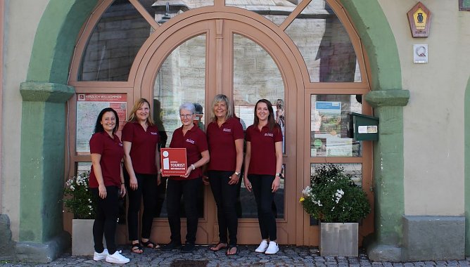 Das Team der Tourist-Information freut sich &uuml;ber die Auszeichnung (Foto: KTL)