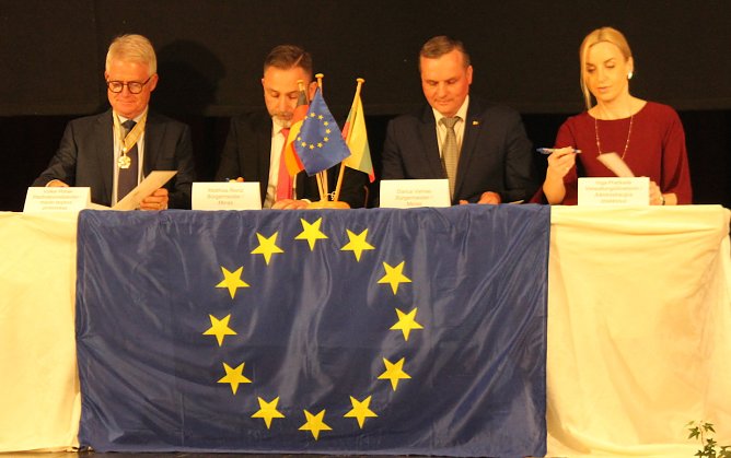 Bad Langensalzaer und Ukmerg&eacute;r W&uuml;rdentr&auml;ger bei der Vertragsunterzeichnung (Foto: Eva Maria Wiegand)