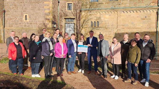 Staatssekret&auml;r Carsten Feller, &uuml;berreicht dem Welterberegion Wartburg Hainich e.V. einen Zuwendungsbescheid  (Foto: Welterberegion Wartburg Hainich e.V.)