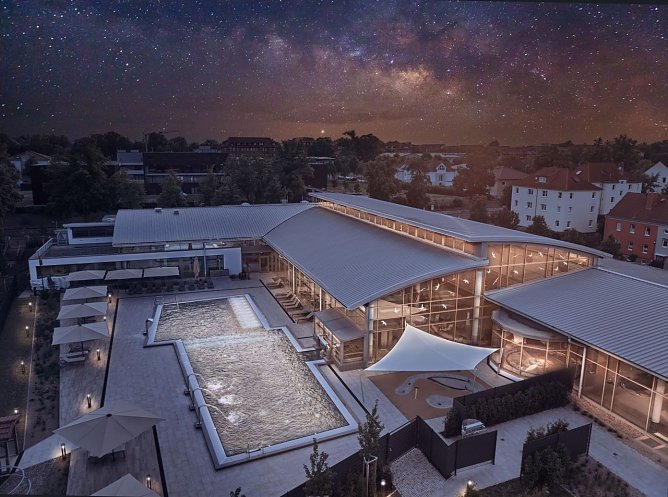 Die Friederiken Therme Bad Langensalza bei Nacht (Foto: Tino Sieland)