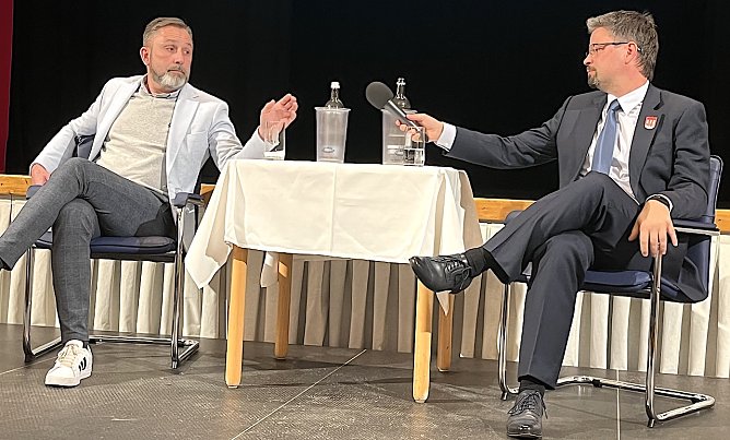 Wer h&auml;lt am Ende das Zepter der Stadt Bad Langensalza in der Hand, so wie hier das Mikrofon? (Foto: oas)