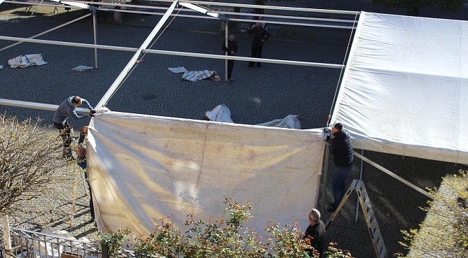 Auf dem T&ouml;pfermarkt wurde heute fr&uuml;h schon flei&szlig;ig am Veransatltungszelt gebaut (Foto: emw)