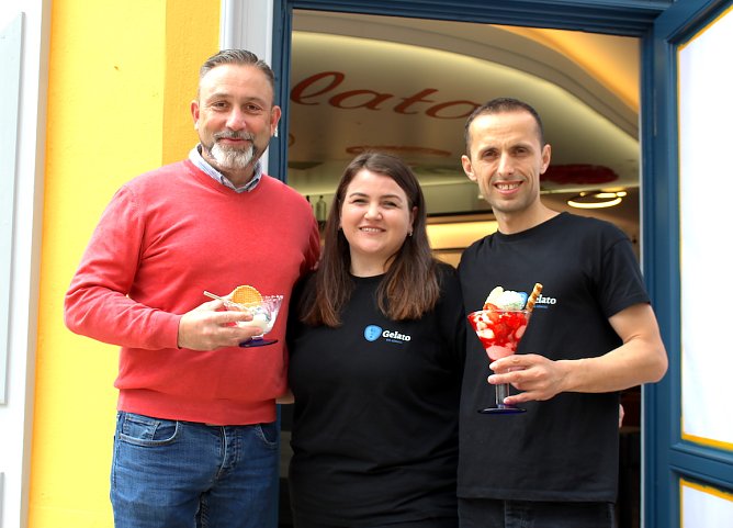 Auf dem Weg zur Arbeitsst&auml;tte verkostete auch B&uuml;rgermeister Reinz schon einmal ein Joghurteis bei den Behramis.  (Foto: Eva Maria Wiegand)