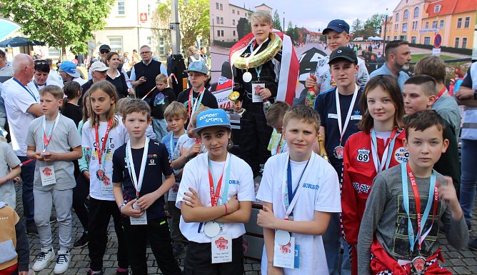 Diese tollk&uuml;hnen Wagenlenker st&uuml;rzten sich heute den Berg herunter (Foto: Eva Maria Wiegand)