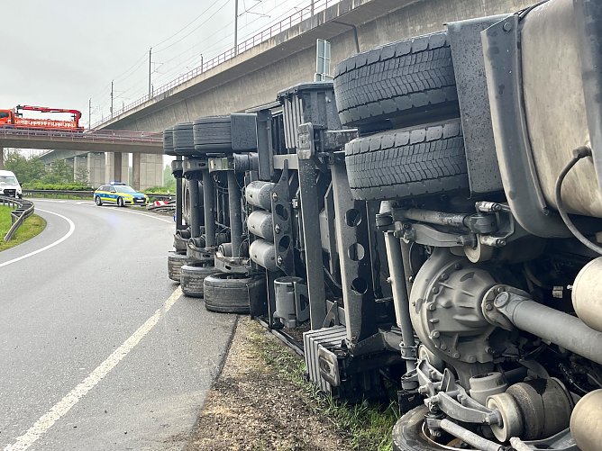 Umgekippter LKW auf der A 71 (Foto: Landespolizei)
