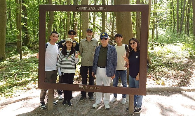 Besuch aus S&uuml;dkorea im Nationalpark (Foto: Cornelia Otto-Albers)