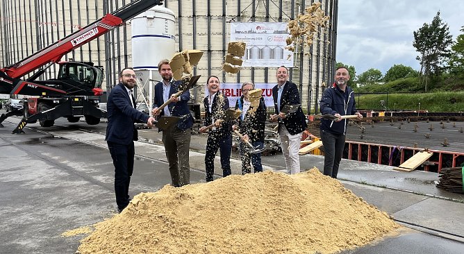 &Uuml;berm&uuml;tiger Spatenstich nach beispielhafter Projektarbeit (Foto: oas)