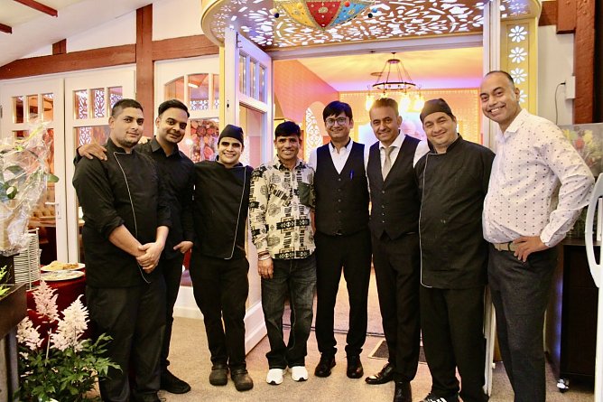 Das Team des Punjabi Bad&acute;sha am Er&ouml;ffnungsstag in Bad langensalza (3.v.re.) Gianni Ramzan mit seinem Bruder (4.v.re) (Foto: Eva Maria Wiegand)