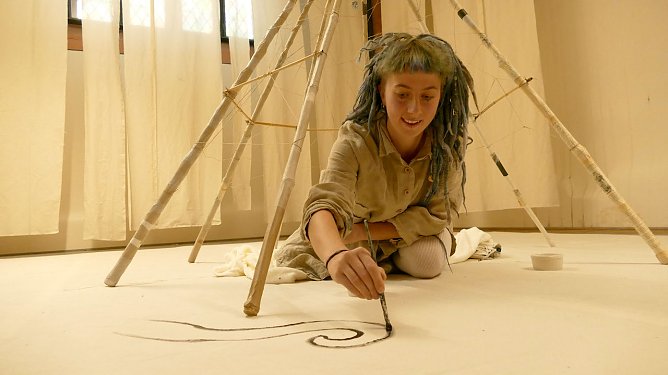 Die Künstlerin Merle Smalla beginnt die Arbeit an Krea:tur:ia (Foto: Andreas Bank) Die Künstlerin Merle Smalla beginnt die Arbeit an Krea:tur:ia (Foto: Andreas Bank)