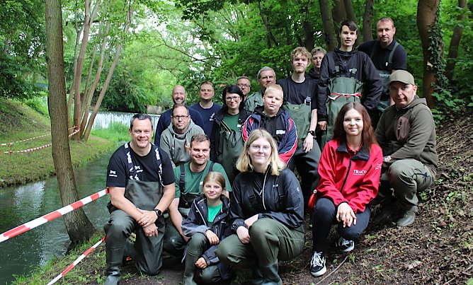 Sorgten wie immer daf&uuml;r, dass sich keine Ente am Ufer verstecken konnte: Die Mitglieder des Fischereivereins  (Foto: oas)
