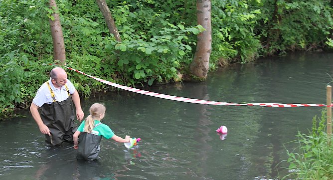 Die beiden Siegerenten erreichen die Ziellinie unter dem Jubel der begeisterten Menge (Foto: oas)