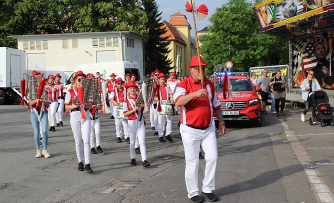Der Bad Langensalzaer Spielmannszug erreicht den Jahnplatz (Foto: emw)