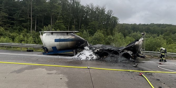Brand eines Silowagens auf der Autobahn 4 (Foto: Autobahnpolizei) Brand eines Silowagens auf der Autobahn 4 (Foto: Autobahnpolizei)