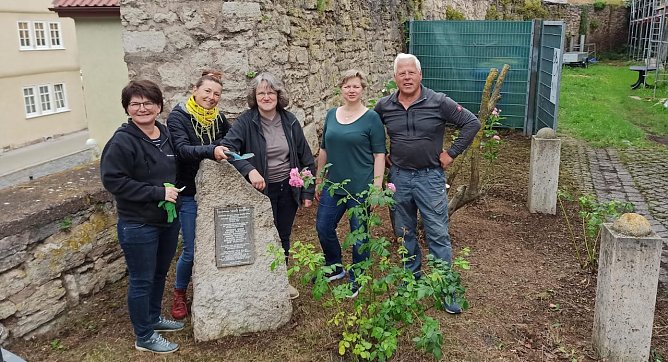 Gästeführer beimArbeitseinsatz auf dem Schlossplatz (Foto: Boris Heinrich) Gästeführer beimArbeitseinsatz auf dem Schlossplatz (Foto: Boris Heinrich)