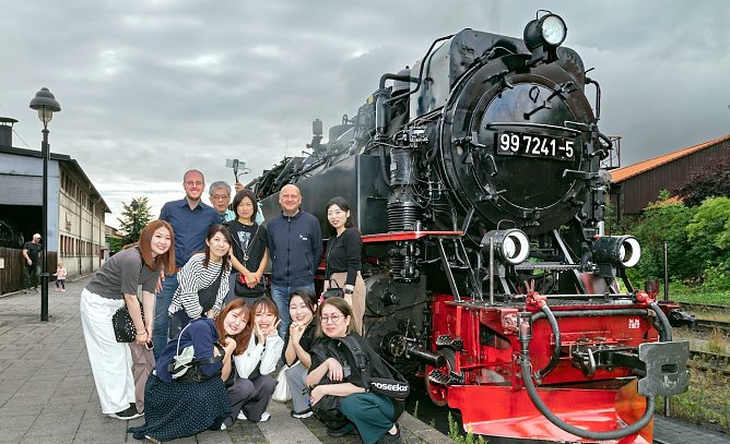 Besuch aus Fernost: Begleitet von HSB-Marketing- und Vertriebsleiter Mario Schmidt (2. v. l.) sowie der DZT-Mitarbeiterin Mayumi Takao (4. v.l. oben) ging es heute Vormittag von Wernigerode aus mit Volldampf auf den Brocken. (Foto: HSB/Dirk Bahnsen)