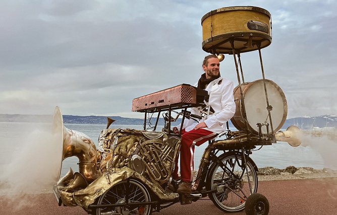 Le Pianoteur kommt mit dem Fahrrad und jeder Menge Spa&szlig; (Foto: Agentur)