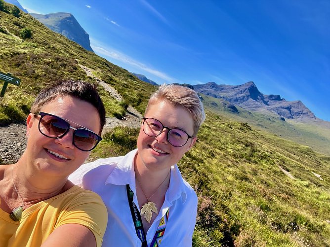 Frau Koch mit ihrer Tochter w&auml;hrend einer auf der Isle of Skye in Schottland (2) (Foto: Ivonne Koch)