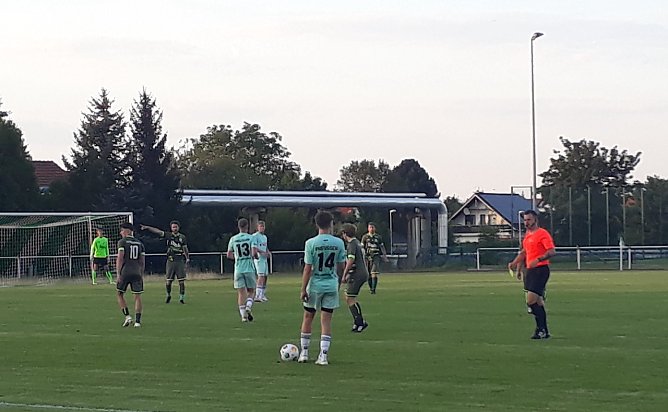 Hitzeschlacht in Waltershausen zum Abschluss der Vorbereitung. Am Samstag um 15 Uhr geht es wieder um Punkte (Foto: M.Fromm)