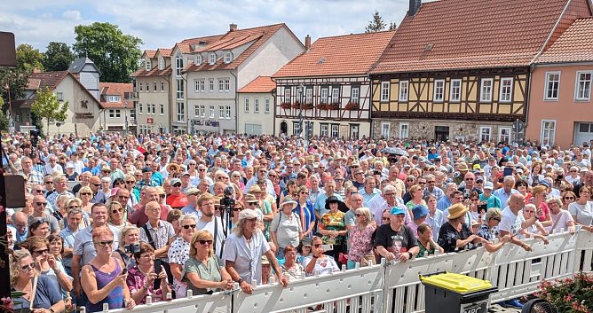 Tausende kamen, um den Ex-ZDF-Moderator Peter Hahne zu sehen (Foto: H.Kuhnert) Tausende kamen, um den Ex-ZDF-Moderator Peter Hahne zu sehen (Foto: H.Kuhnert)