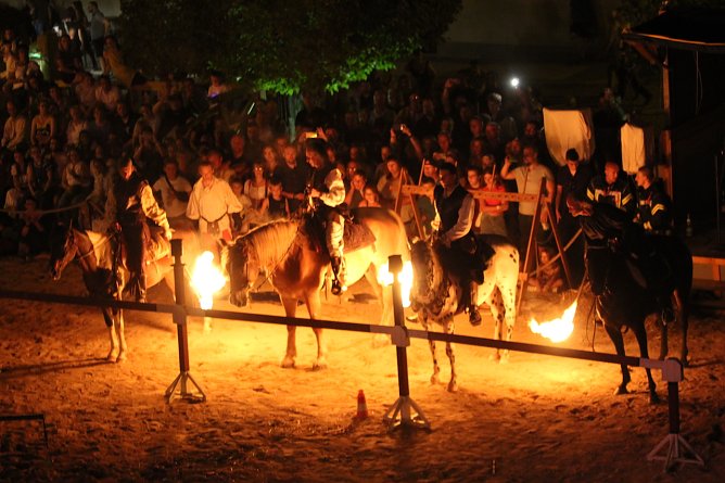 Spektakuläre Feuershow hoch zu Ross am Abend auf dem Töpfermarkt (Foto: Eva Maria Wiegand) Spektakuläre Feuershow hoch zu Ross am Abend auf dem Töpfermarkt (Foto: Eva Maria Wiegand)