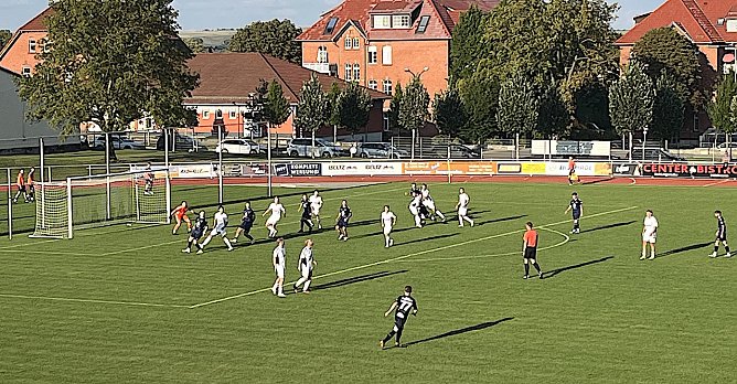 Auch diesen Freisto&szlig; der Arnst&auml;dter konnten die Jungs in wei&szlig; verteidigen. Am Ende stand eine gl&uuml;cklicher, aber verdienter Sieg (Foto: oas)