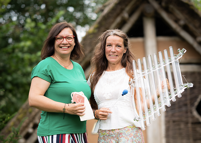 Die Kristallharfe, gespielt von Christiane Schweizer-Luchtenberg (rechts), begleitet die Lyrik von Daniela Kollascheck. (Foto: Jens Fischer)