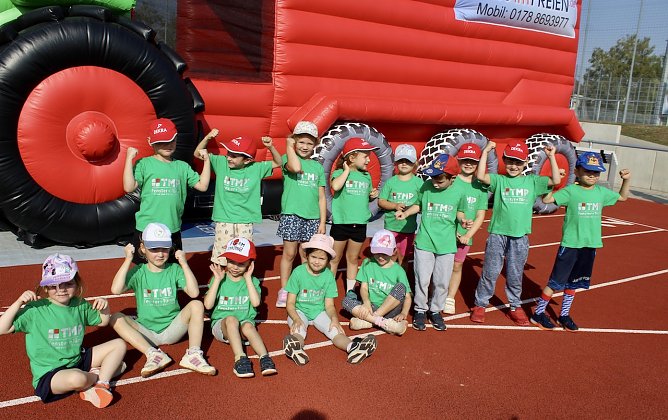 Die Kinder hatten gro&szlig;en Spa&szlig; bei Sport und Spannung und zeigten unserer Redakteurin ihre Fitness (Foto: Eva Maria Wiegand)