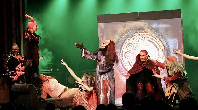 Tod und Hexen huldigen dem Teufel auf dem Brocken (Foto: Eva Maria Wiegand) Tod und Hexen huldigen dem Teufel auf dem Brocken (Foto: Eva Maria Wiegand)