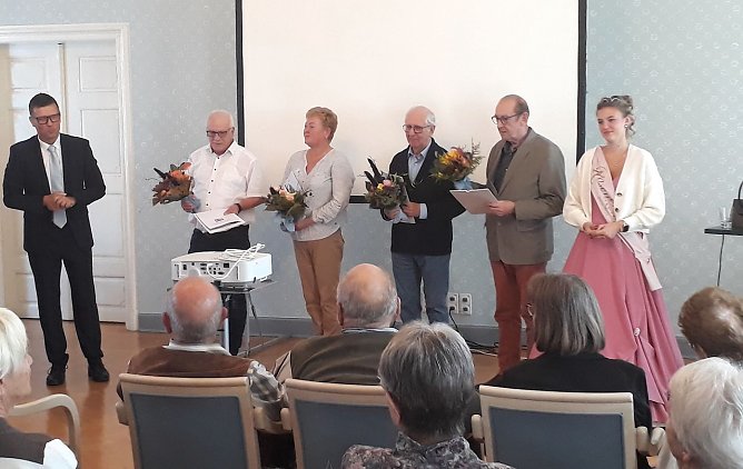 Die vier Ausgezeichneten umrahmt vom 1. Beigeordneten, Alexander Ernst, und Rosenk&ouml;nigin Maxima  (Foto: M.Fromm)