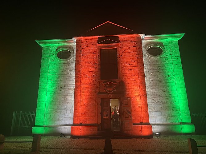 Irische Farben begr&uuml;&szlig;ten die Besucher der Kirche schon von weitem  (Foto: oas)