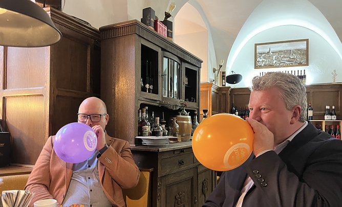 Handarbeit in der Ratswaage: Die beiden Christiane blasen Werbeballons auf (Foto: oas) Handarbeit in der Ratswaage: Die beiden Christiane blasen Werbeballons auf (Foto: oas)