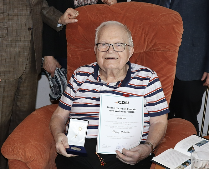 Heinz Schr&ouml;ter wurde f&uuml;r 75 Jahre CDU-Mitgliedschaft geehrt (Foto: B&uuml;ro Christian Hirte)